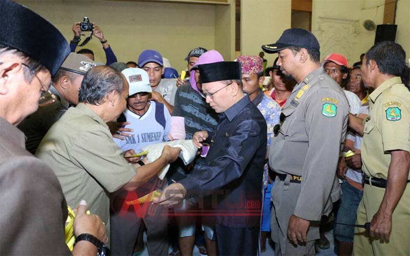 Bupati Sumenep Bagikan Zakat Fitrah