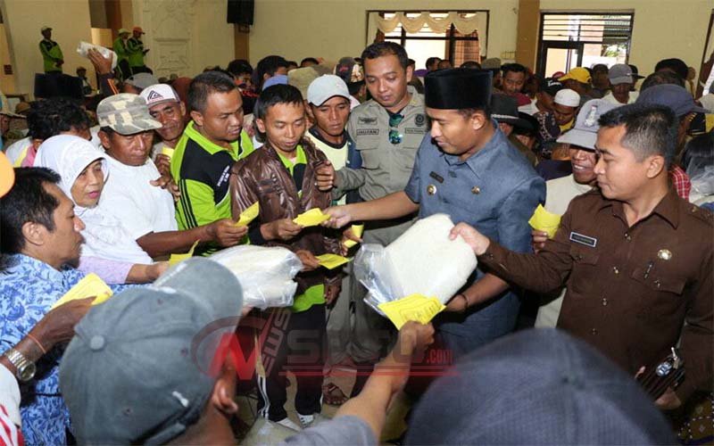 Wabup Sumenep Bagikan Zakat Fitrah
