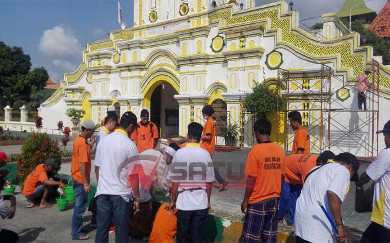 Bhakti Kemasyarakatan Belasan Napi Bersih-besih Di Masjid Jamik Sumenep