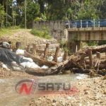 Dihantam Banjir, Bendungan Irigasi Darurat Krueng Suaq Aceh Barat Daya Jebol