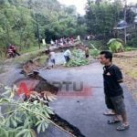 Jalur Utama Terputus, Warga Bendungan Trenggalek Terisolir