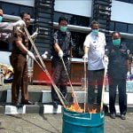 Kejari Sumenep Musnahkan Puluhan Gram Sabu dan Ratusan Botol Miras