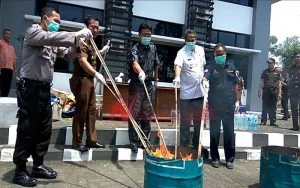 Kejari Sumenep Musnahkan Puluhan Gram Sabu dan Ratusan Botol Miras