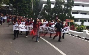 Aliansi Mahasiswa Rambut Gondrong Unmu Malang Gelar Demo
