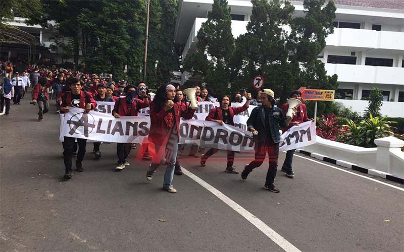 Aliansi Mahasiswa Rambut Gondrong Unmu Malang Gelar Demo