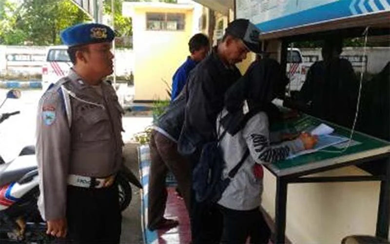 Antisipasi Calo, Propam Polres Bondowoso Awasi Pembuatan SIM Dan Samsat