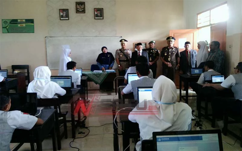 Bupati Sumenep Pantau Pelaksanaan UNBK SMP Sederajat