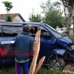 Diduga Sopir Mengantuk, Sebuah Mobil APV Seruduk Pohon