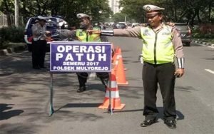 Satlantas Polrestabes Surabaya Berikan E-Tilang Pada Puluhan Pengendara