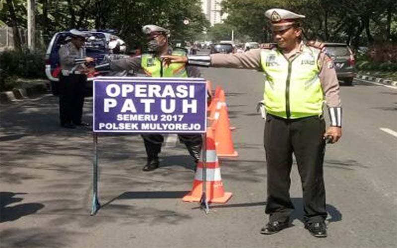 Satlantas Polrestabes Surabaya Berikan E-Tilang Pada Puluhan Pengendara