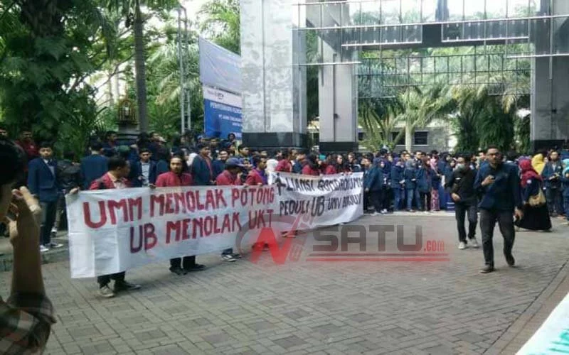 Hardiknas; Mahasiswa UB Malang Gelar Aksi Demo Di Kampusnya