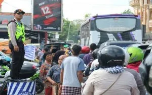 Macet Hingga 3 Kilometer, Kapolres Bangkalan Bediri Diatas Drum Atur Lalu Lintas