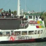 Penumpang Kapal Lintasan Kangean Sapeken Rela Duduk Diatap Kapal