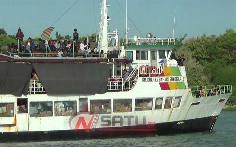 Penumpang Kapal Lintasan Kangean Sapeken Rela Duduk Diatap Kapal