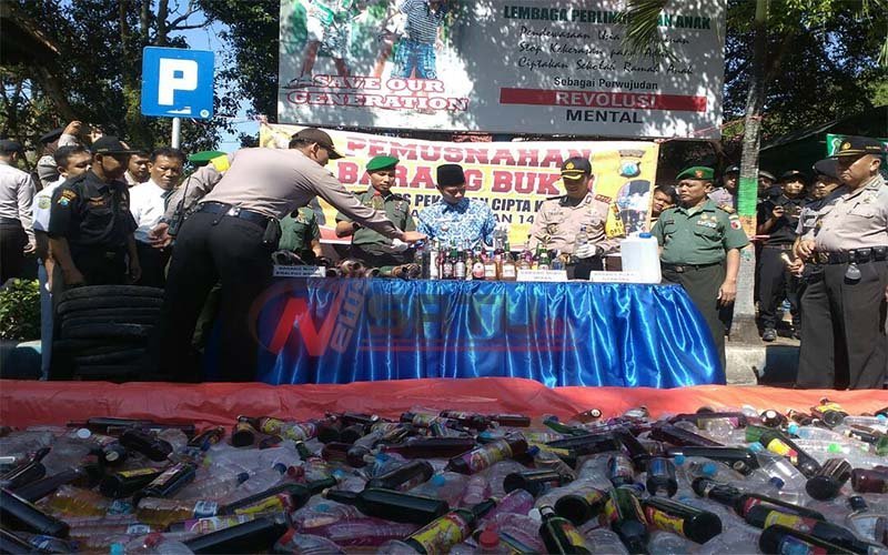 Polres Bondowoso Musnahkan Ratusan Botol Miras