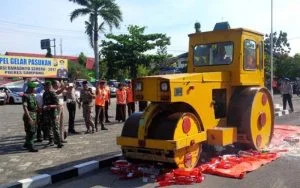 Polres Sampang Musnahkan Ratusan Miras Berbagai Merek