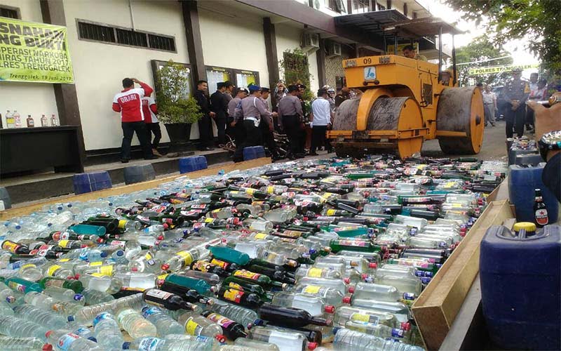 Polres Trenggalek Musnahkan Ratusan Botol Miras
