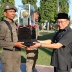 Bupati Sumenep, A Busyro Karim Saat Melepas Kirab Adipura Ke 9