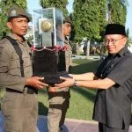 Bupati Sumenep, A Busyro Karim Saat Melepas Kirab Adipura Ke 9