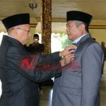 Bupati Sumenep, A Busyro Karim Berikan Penghargaan Satyalancana
