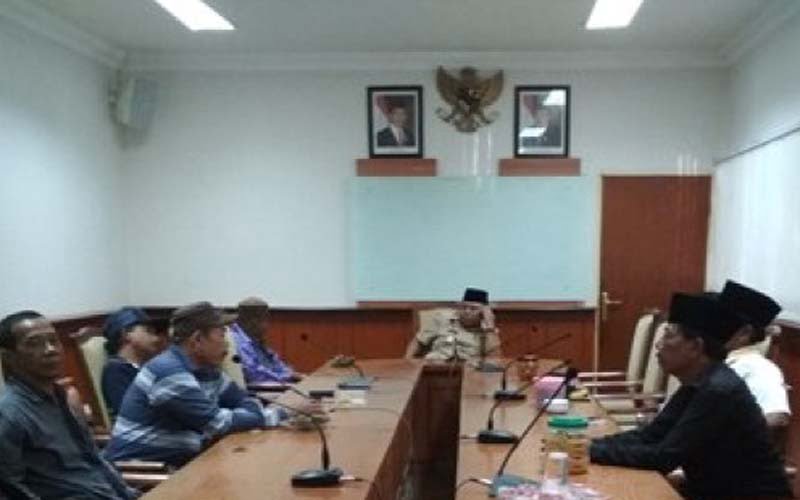 Desak Sekda Mundur, Puluhan Kades Gruduk Kantor Pemkab Sampang