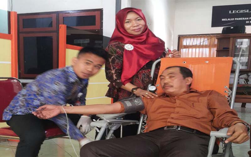 PMI Buka Posko Di HUmas PDRD, Hanya Ketua Dewan Yang Ikuti Donor Darah ???