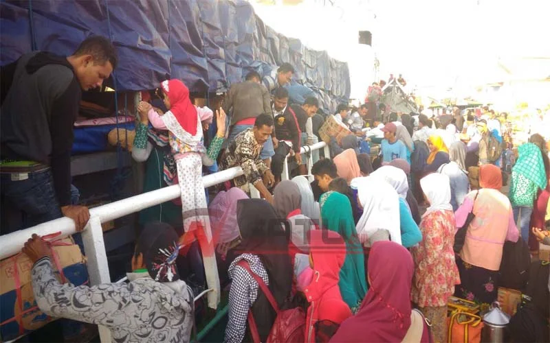 Kapal DBS Berlayar, Ratusan Penumpang Rebutan Di Pelabuhan Kalianget Sumenep