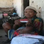 Kisah Nenek 72 Tahun Di Sumenep Hidup Sebatang Kara