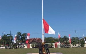 Pemkab Sumenep Kibarkan Bendera Setengah Tiang
