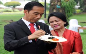 Presiden Jokowi Bersama Ibu Negara (Iriana) Saat Mencicipi Masakan Ikan