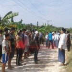 Protes Pemerintah, Puluhan Pemuda Di Sumenep Gelar Upacara Bendera Di Jalan Rusak