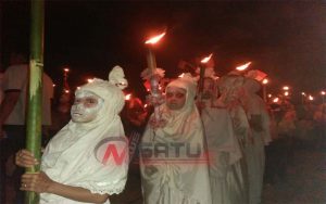 Puluhan “Pocong” Di Sumenep Ikut Pawai Obor HUT RI Ke 72