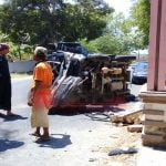 Diduga Sopir Mengantuk, Mobil Pick Up Box Hantam Tugu Pembatas