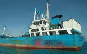 Kapal Motor Kamaru Kandas Di Perairan Pulau Kalosot Sumenep