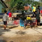 Pemkab Sumenep Tutup Mata, Warga Kangean Gotong Royong Tambal Sulam Jalan