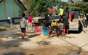 Pemkab Sumenep Tutup Mata, Warga Kangean Gotong Royong Tambal Sulam Jalan