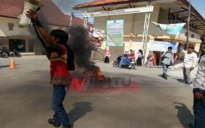 Beritakan Kampus STAIN Pamekasan, Mahasiswa Gelar Aksi Demo Dan Bakar Ban Bekas