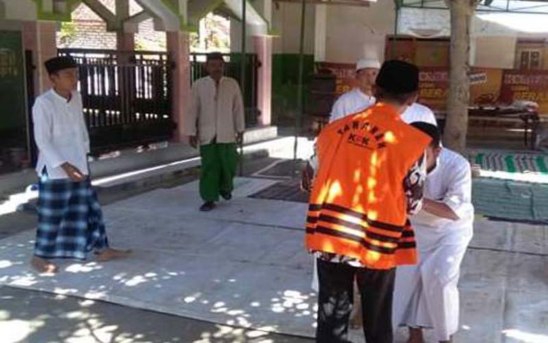 Bupati Pamekasan, Achmad Syafii Pulang Ke Gerbang Salam Dengan Baju Tahanan KPK