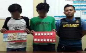 Edarkan Ratusaan Pil Doble L, Dua Pemuda Diamankan Polrestabes Surabaya
