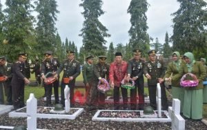 HUT TNI Ke 72, Kasrem 071 Banyumas Ziarah Ke Taman Makam Pahlawan