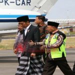 Mendarat Di Bandara Trunojoyo Sumenep, Presiden Jokowi Disambut Bupati Busyro (Foto: Humas Pemkab Sumenep)