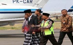 Mendarat Di Bandara Trunojoyo Sumenep, Presiden Jokowi Disambut Bupati Busyro