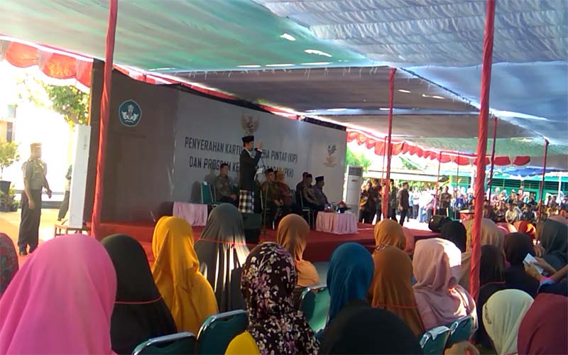 Presiden Bagikan Kartu Pintar Pada Ribuan Siswa Di Sumenep