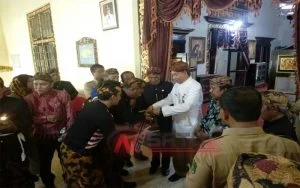 Puluhan Wisman Saksikan Ritual Jamasan Dan Penyerahan Pusaka Keraton Sumenep