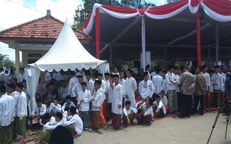 Ribuan Santri Di Sumenep Sambut Kedatangan Presiden Jokowi