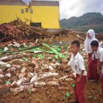 Sekolah Ambruk, Siswa SDN Mandala IV Sumenep Gelar KBM Di Mushollah