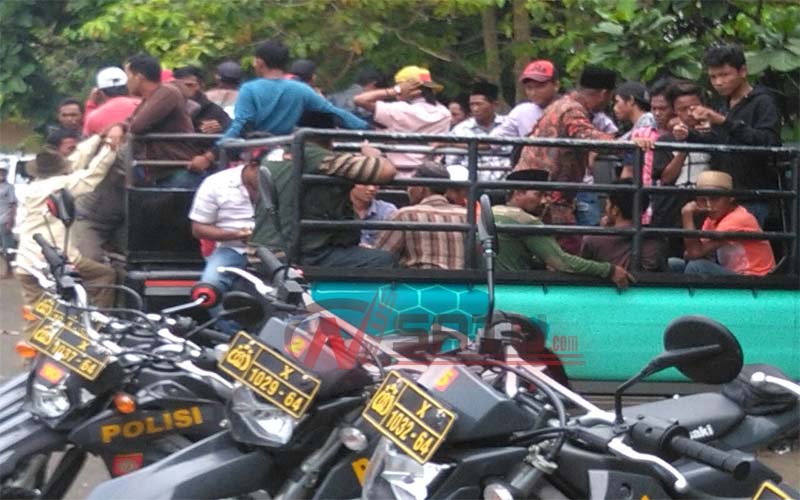 Tak Puas Hasil Pilkades, Warga Kacok Gruduk Kantor DPRD Pamekasan