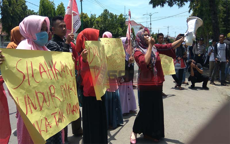 Tuntut Perda Retribusi Jasa Umum Dicabut, Mahasiswa Demo Kantor DPRD Sumenep 