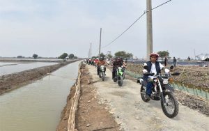 Gunakan Kendaraan Trail, Presiden Jokowi Tinjau Tambak Udang