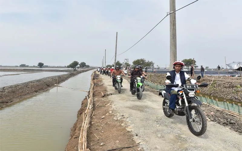 Gunakan Kendaraan Trail, Presiden Jokowi Tinjau Tambak Udang